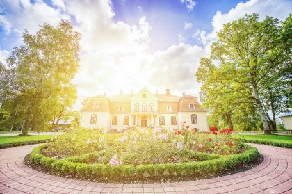 Traditional Farmhouse, Landscape – Building Photography