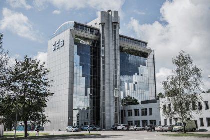 Modern Building Facade and Surrounding Environment – Real Estate Exterior Image