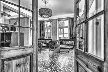 Cozy Living Room with Sofa and Decor – Interior Photography Portfolio
