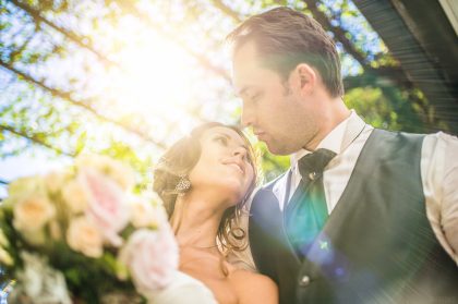 Wedding Photographer: Happy Couple in Garden, Authentic Mood – Wedding Storytelling Portfolio